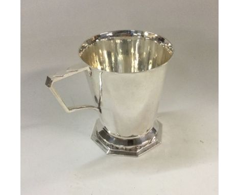 A heavy silver mug. London 1932. By R E Stone. Approx. 194 grams. Est. £300 - £400.