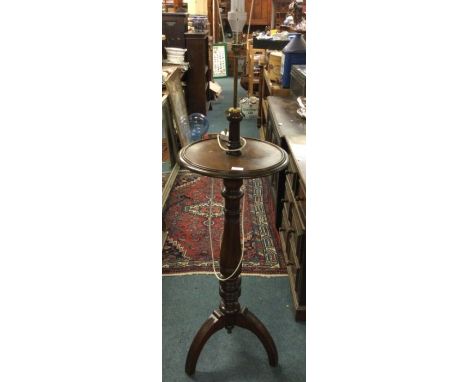 An Edwardian mahogany lamp.