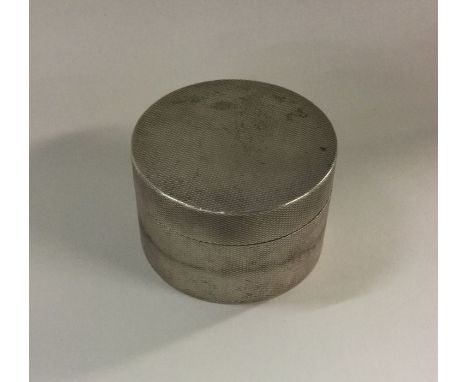 A heavy engine turned cylindrical silver box with screw-on cover. London 1915. Approx. 124 grams. Est. £100 - £150.