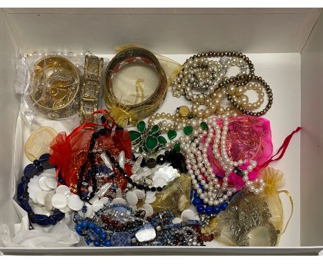 A box of mixed vintage and semi precious stone jewellery items, including cultured pearls.