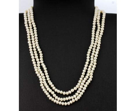 A vintage cultured pearl necklace with a white metal clasp, L. 44cm.