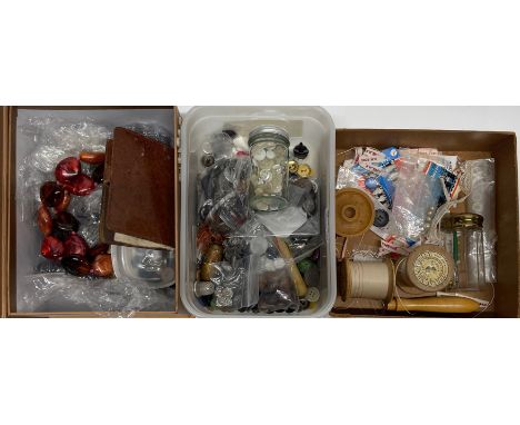 A quantity of vintage buttons etc.