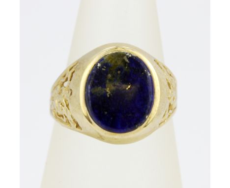 A hallmarked 9ct yellow gold lapis lazuli set signet ring, (N.5), gross weight approx. 3.2gr.&nbsp;