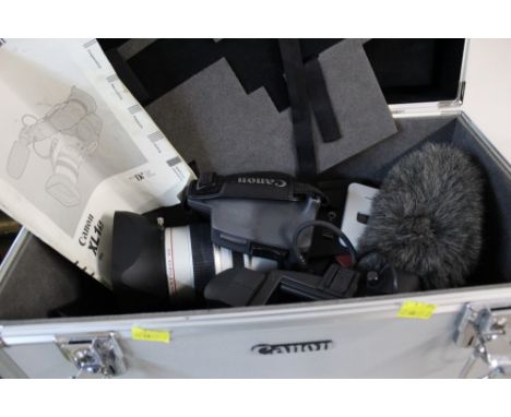 Cannon Model XL1S digital video camcorder in case with instruction manual and accessories 