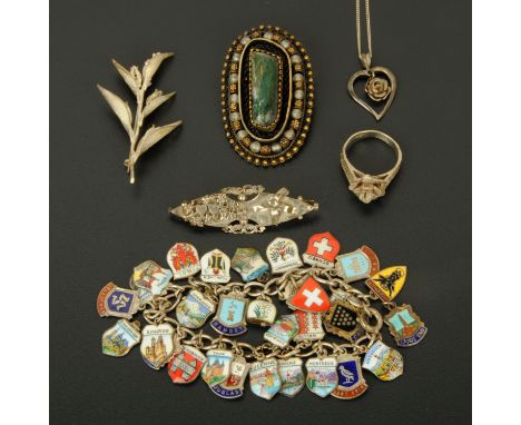 Assorted costume jewellery, to include an Israeli malachite mounted brooch, silver filigree floral brooch, silver rose ring w