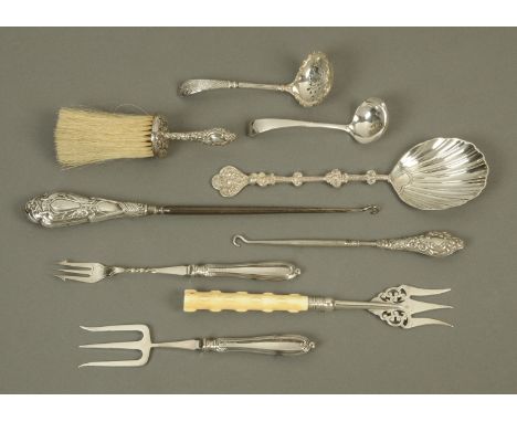 Assorted silver tableware, to include decorative serving spoon Mappin & Webb, London 1909, with shell shaped bowl, silver toa