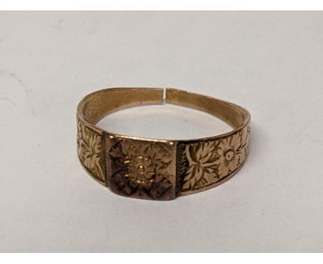 A 9ct gold ring engraved with floral decoration, 2.2gLocation: 