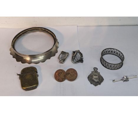 A mixed lot to include a silver fly enamel brooch, silver harp shaped brooch and others, total weight 50gLocation: 