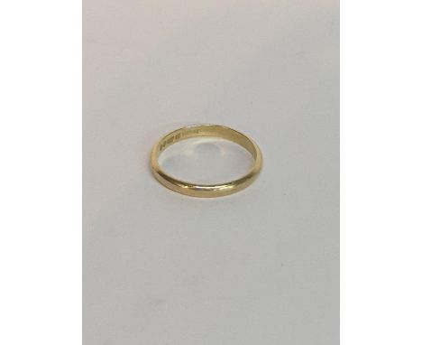 An 18ct gold wedding ring 1.65g Location: 