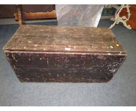 A VINTAGE WOODEN BOX W-91 CM