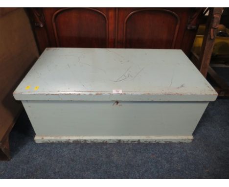 A SMALL PAINTED PINE AND PLY TOOL BOX W-85 CM