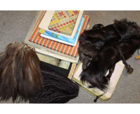 A COLLECTION OF VINTAGE TEXTILES ETC TO INCLUDE A FUR STOLE TOGETHER WITH A VINTAGE HAIRDRYER ETC