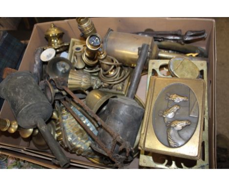 A TRAY OF ASSORTED BRASSWARE TO INC MEAT JACKS, INKWELL, ETC