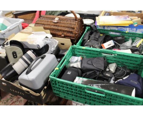 THREE TRAYS OF VINTAGE AND MODERN CAMERAS AND ACCESSORIES TO INCLUDE 