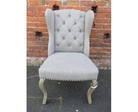 A MODERN UPHOLSTERED GREY BUTTON BACK BEDROOM CHAIR