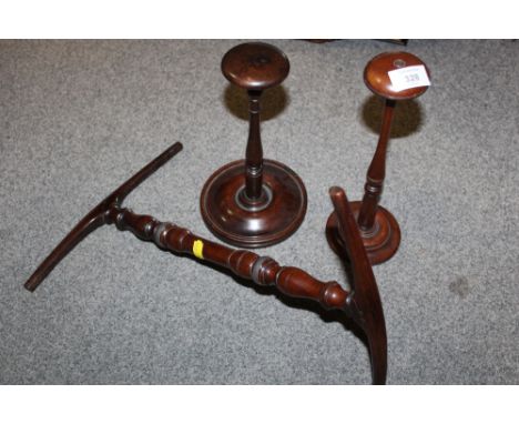 A VINTAGE MAHOGANY WOOL WINDING 'NIDDY NODDY' AND TWO 18TH CENTURY WIG STANDS (3)
