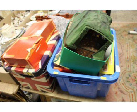 A QUANTITY OF MODEL RAILWAY ACCESSORIES TO INCLUDE HORNBY AND LIMA EXAMPLES