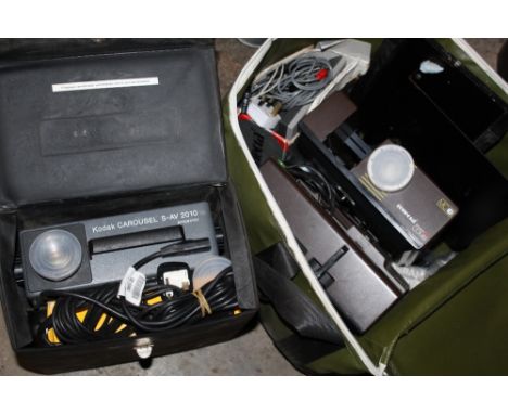 A KODAK CAROUSEL S-AV2010 PROJECTOR TOGETHER WITH 2 REFLECTA EXAMPLES
