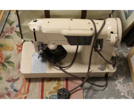 A SINGER VINTAGE ELECTRIC SEWING MACHINE IN CARRY BAG
