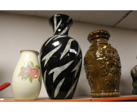 A LARGE WEST GERMAN CERAMIC VASE MARKED 287-52 - H 52 CM TOGETHER WITH TWO OTHER LARGE MODERN VASES