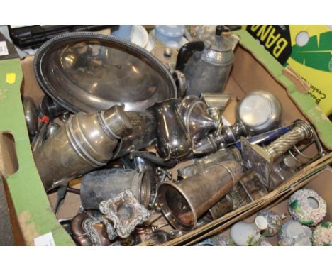 A TRAY OF SILVER PLATED METALWARE TO INC A COCKTAIL SHAKER, SUGAR CASTOR, CANDLESTICK ETC