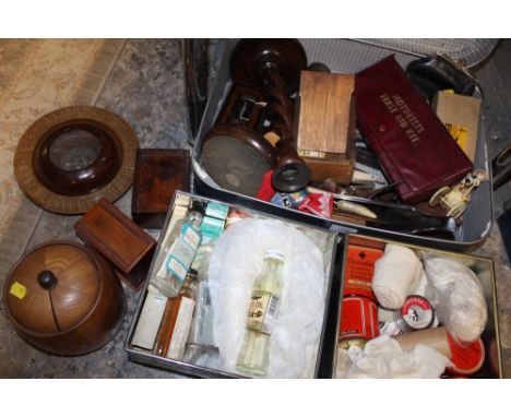 A SUITCASE OF COLLECTABLES TO INCLUDE A PAIR OF OAK TWIST STEM CANDLESTICKS, CUT THROAT RAZORS, VINTAGE FIRST AID KITS, WOODE