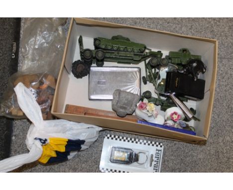 A BOX OF COLLECTABLES TO INCLUDE DINKY ARMY TOYS, FERRARI KEY FOB ETC 