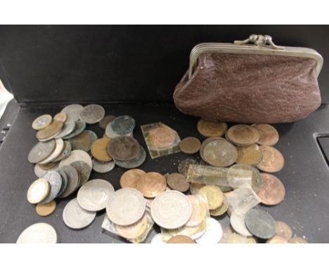 A LARGE QUANTITY OF MOSTLY BRITISH VINTAGE COINAGE TO INCLUDE HALF CROWNS