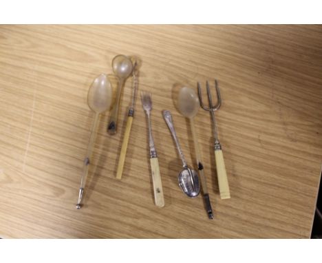 A HALLMARKED SILVER TEA INFUSER SPOON TOGETHER WITH SILVER AND BONE HANDLED FLATWARE