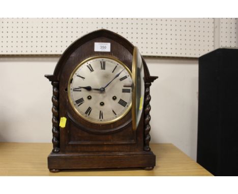 A DOMED TOPPED GUSTAV BECKER  MANTEL CLOCK WITH OAK BARLEY TWIST SUPPORTS, STRIKING ON BARS - H 34 CM