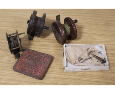 THREE VINTAGE FISHING REELS TO INCLUDE A BRASS EXAMPLES TOGETHER WITH A BOX OF FISHING FLIES, ETC