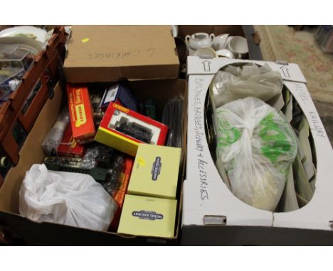 TWO TRAYS OF MODEL RAILWAY ACCESSORIES TO INCLUDE HORNBY MODEL LOCOMOTIVE ACCESSORIES, TRIANG ETC 