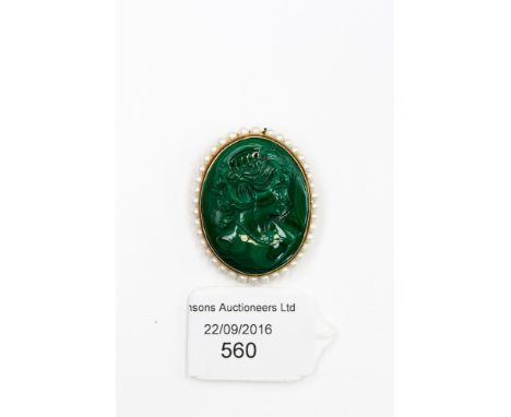A malachite carved cameo brooch/pendant of a classical lady with cultured pearl border, set in 18ct gold, approx. 40 mm, gros