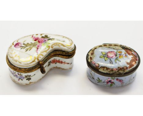 A Bilston enamel patch box (a/f), together with a French porcelain patch box (2)
