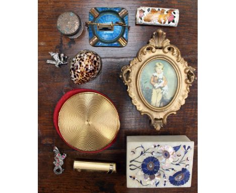An engine turned Stratton powder compact, an enamelled bridge marker ash tray, a shell evening purse etc (1 bag) 