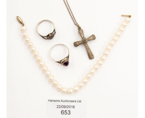 A faux pearl bracelet, with a silver crucifix, Stanhope, and two white metal rings (1 bag)