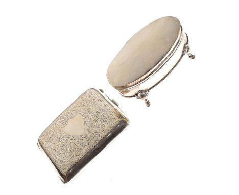 Edward VII silver oval trinket box, Birmingham 1906 together with a George V silver engraved cigarette case, Birmingham 1921 