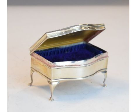 Edward VII silver serpentine front trinket box standing on cabriole feet, London 1909   Condition: 