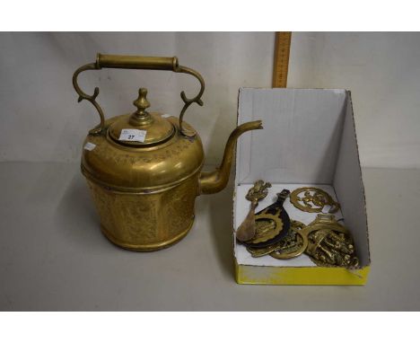 A vintage brass kettle and a quantity of horse brasses