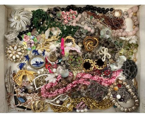 Box of Quality Vintage Costume Jewellery, including necklaces, chains, pearls, beads, bracelets, earrings, brooches, rings, e