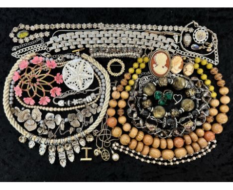 Box of Quality Vintage Costume Jewellery, including necklaces, chains, pearls, beads, bracelets, earrings, brooches, rings, e