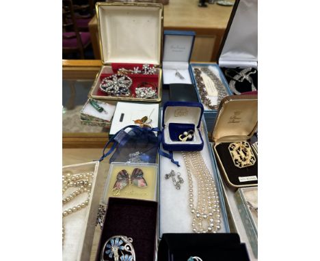 Large Quantity of Vintage Costume Jewellery, some silver pieces, including brooches, earrings, chains, pendants, pearls, neck