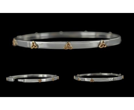 Ladies Pleasing Two Tone 9ct Gold Hinged Bangle, Full Hallmark to Interior of Bangle. White Gold with Yellow Gold Highlights.