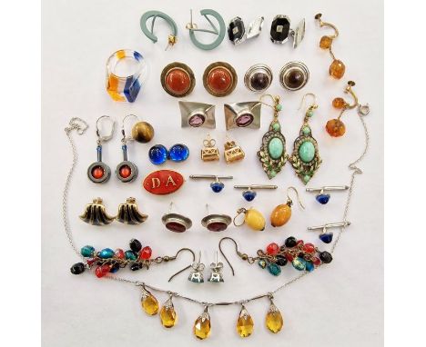 Small quantity of costume jewellery&nbsp;to include silver and amethyst earrings, pair citrine and gold-coloured earrings and