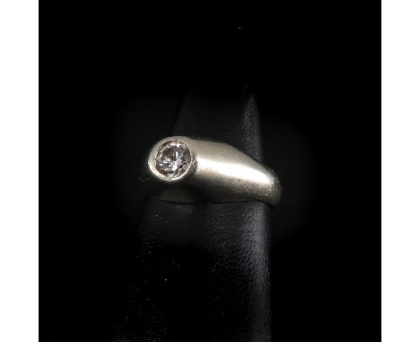 Diamond is approximately 0.4 ct., ring size 19, 9 grams.