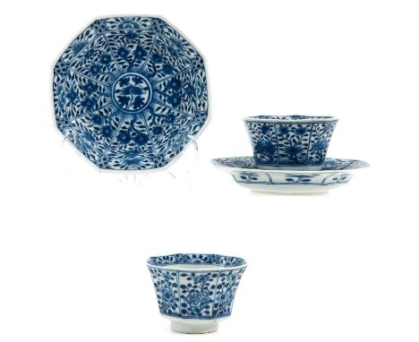 Floral decors, marked with double ring and jade symbol, saucers are 13 cm. in diameter, chip.