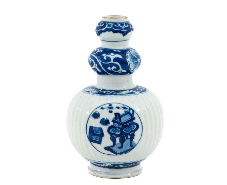 Decorated with Chinese antiquities, marked with double ring, 17 cm. tall. 