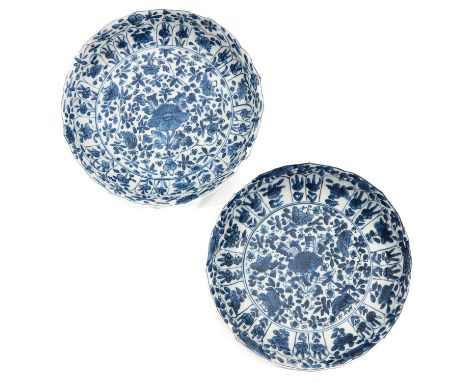 Full floral decor, marked with double ring and conch shell, 21 cm. in diameter, fritting.