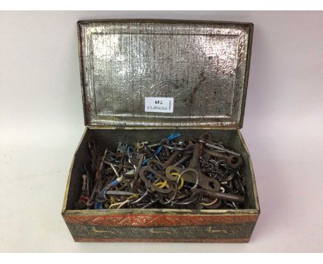 COLLECTION OF VARIOUS OLD KEYS, including clock keys, furniture keys and further