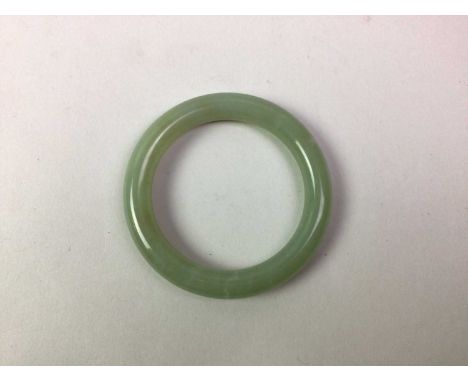 GREEN HARDSTONE BANGLE, 62cm inner diameter